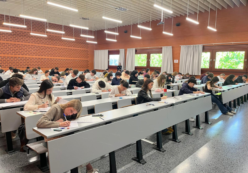La Facultat d’Economia de la Universitat de València acull la XXIII fase local de l'Olimpíada d'Economia amb la participació de 210 estudiants